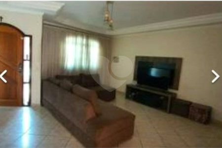 Casa com 205m² , 3 dormitórios , sendo todos suítes , 5 vagas , á venda no bairro Bangú em Santo André.