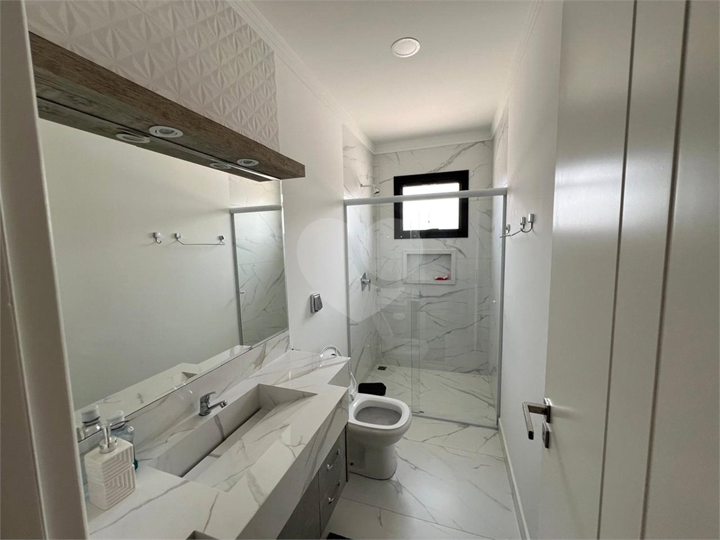 Casa à venda com 5 quartos, sendo 4 suítes, no condomínio Terras de Mont Serrat, Salto - SP