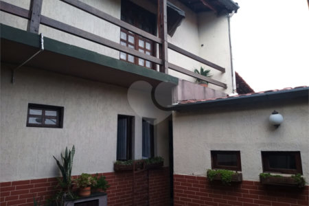 Sobrado à venda com 3 quartos, sendo 1 suíte,  em Vila Caputera, Mogi das Cruzes, SP