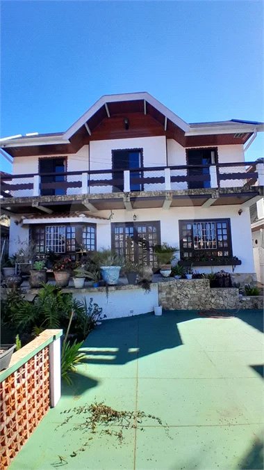 Sobrado à venda com 3 quartos, sendo 1 suíte, em Vila Isabela, Campos do Jordão, SP