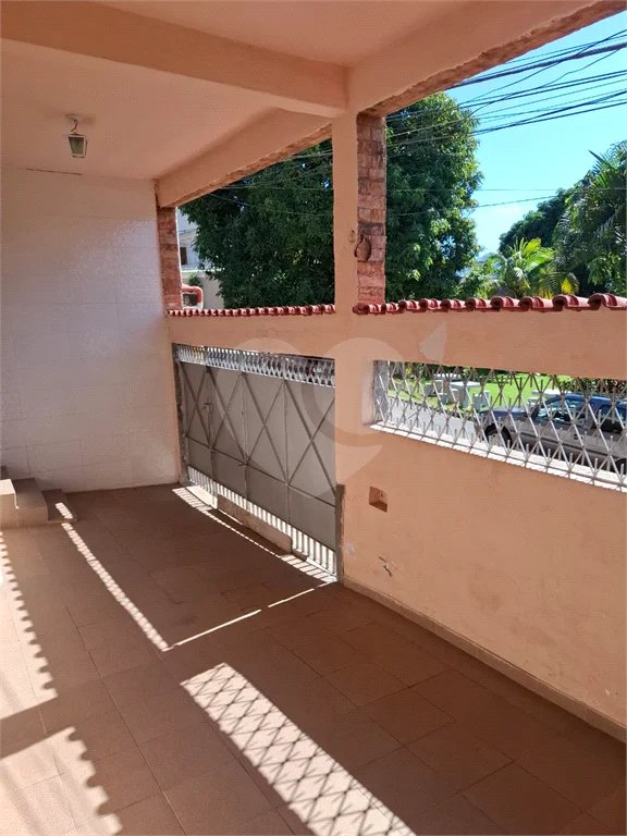 Ó TIMO CASA COM 3 QUARTOS E TERRAÇO EM CONTOMINIO FECHADO