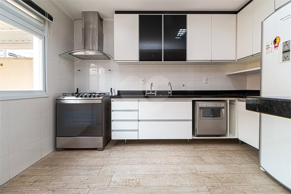 Casa à venda com 4 quartos, sendo 2 suítes, no condomínio Vila das Andorinhas, São Paulo - SP