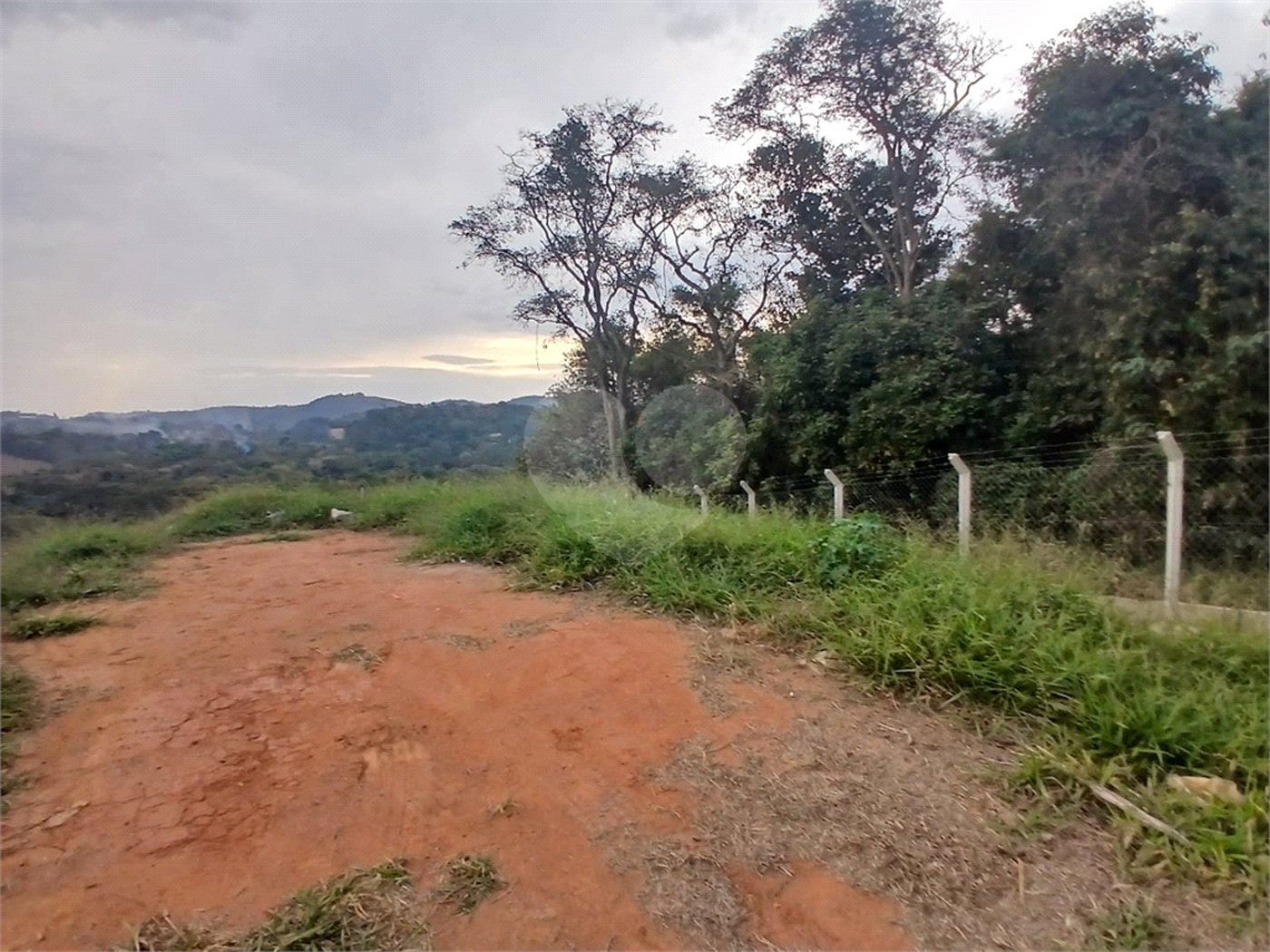 Lote com 561,86 m² à Venda em Condomínio Fechado