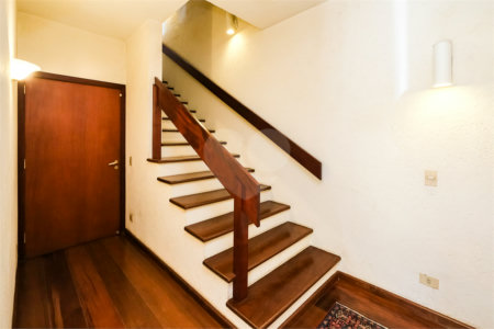 Casa à venda com 4 quartos, sendo 2 suítes, em Jardim Cordeiro, São Paulo, SP