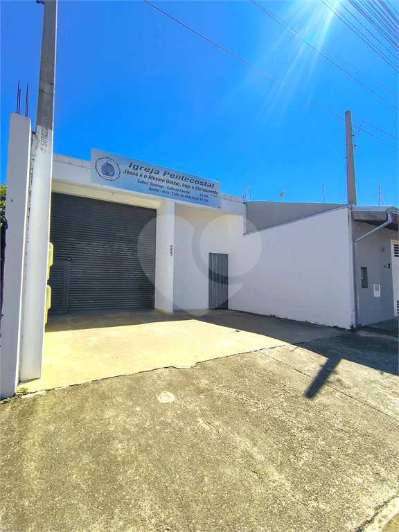 Imóvel disponível para venda com excelente localização e grande potencia, tambèm gerando uma renda passiva todos meses com contrato de aluguel ativo. Salão Comercial Perfeito para quem busca conforto, praticidade e um ótimo investimento