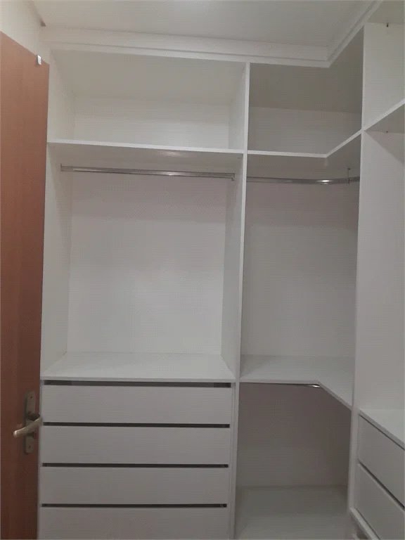 Casa à venda ou para alugar com 4 suítes em Chácaras São Carlos, Cotia, SP