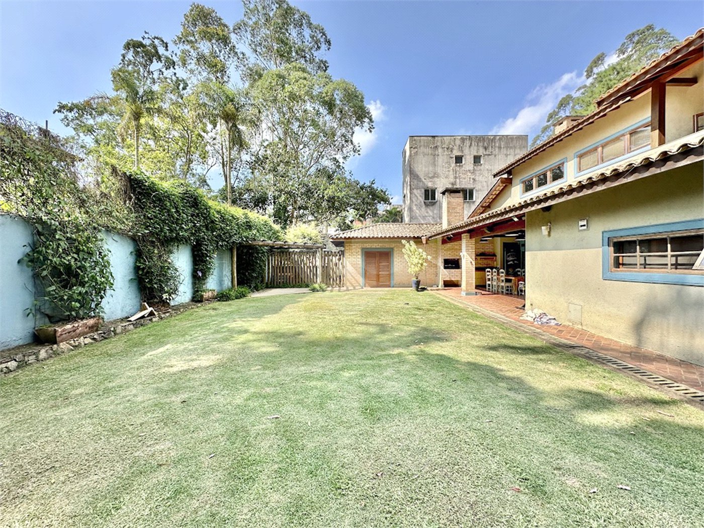 Casa à venda com 4 suítes no condomínio Parque das Artes, Embu das Artes - SP
