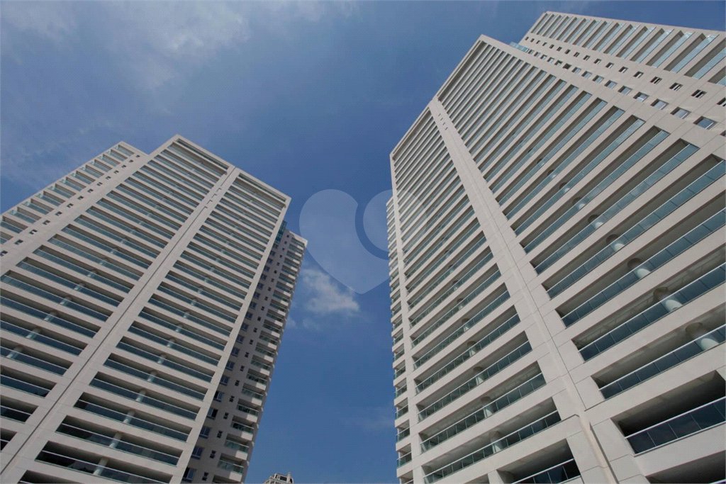 Apartamento à venda com 3 suítes em Moema, São Paulo, SP