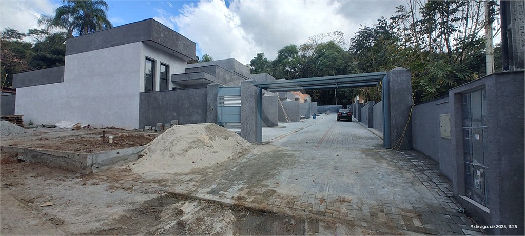 Casa à venda com 3 quartos, sendo 1 suíte, no condomínio Villagio Brasil, Atibaia - SP