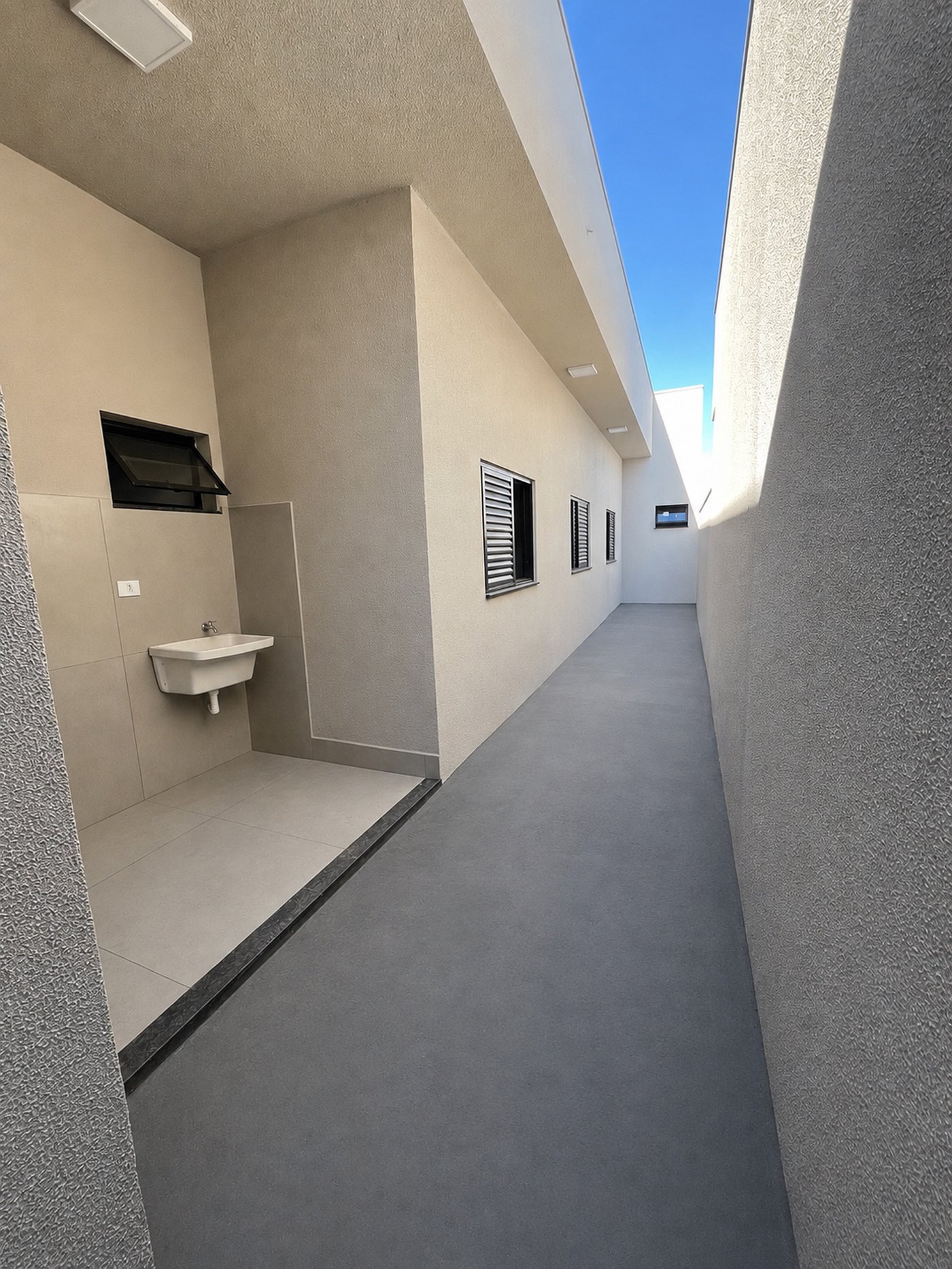 Casa à venda com 3 quartos, sendo 1 suíte,  em Parque Residencial Quinta da Lagoa, Três Lagoas, MS