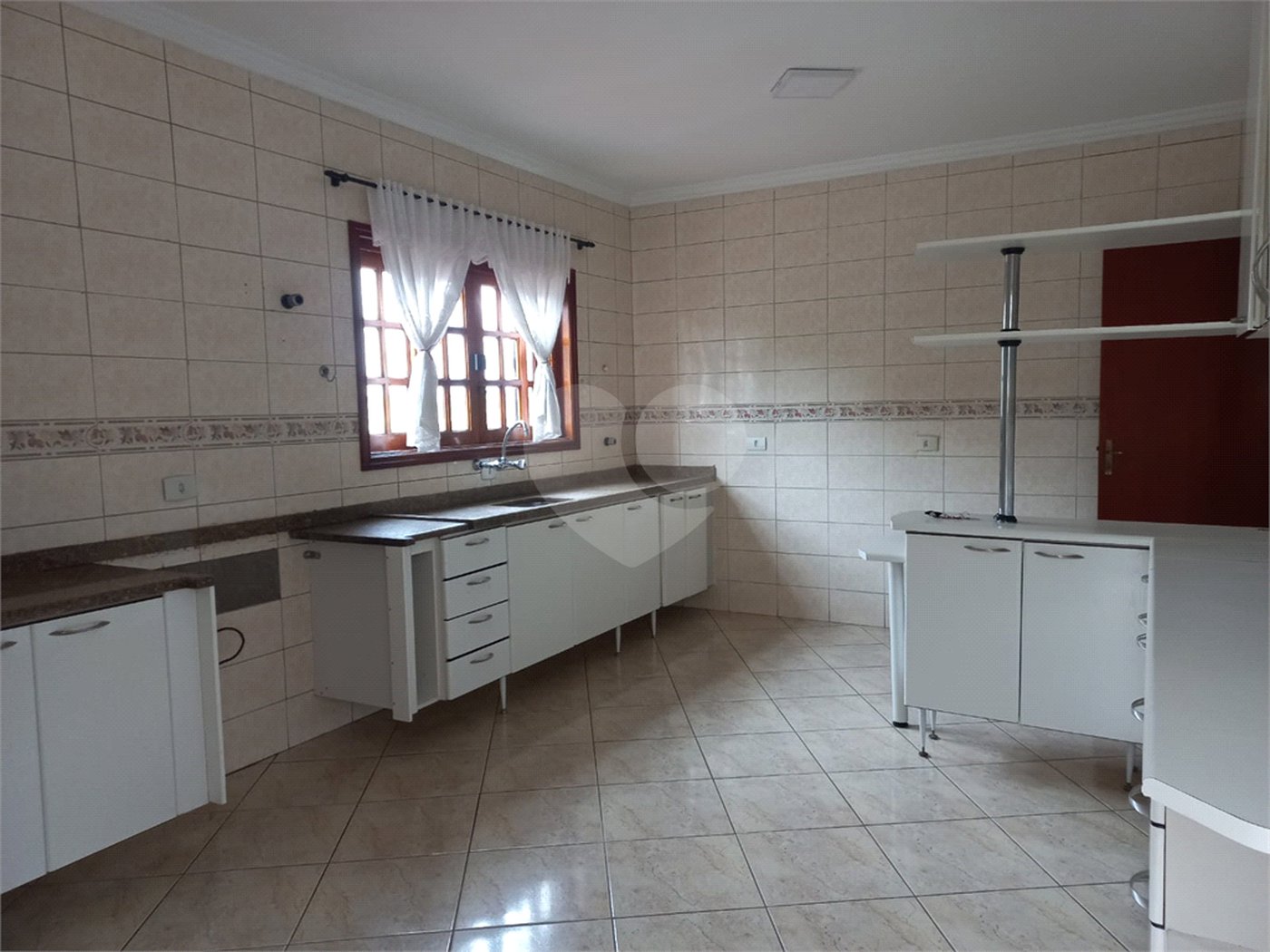 Sobrado à venda com 4 quartos, sendo 3 suítes, em Cidade São Francisco, São Paulo, SP