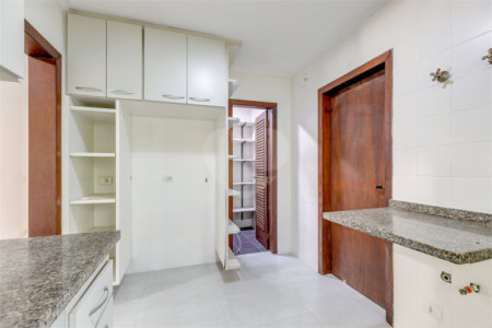 Casa à venda com 5 quartos, sendo 3 suítes, no condomínio Granja do Morumbi, São Paulo - SP