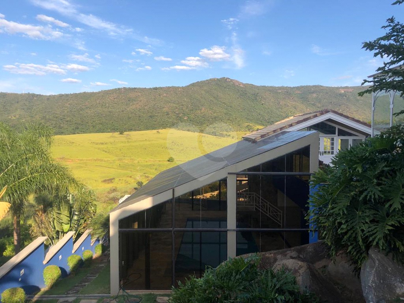 Casa à venda com 4 suítes no condomínio Osato, Atibaia - SP