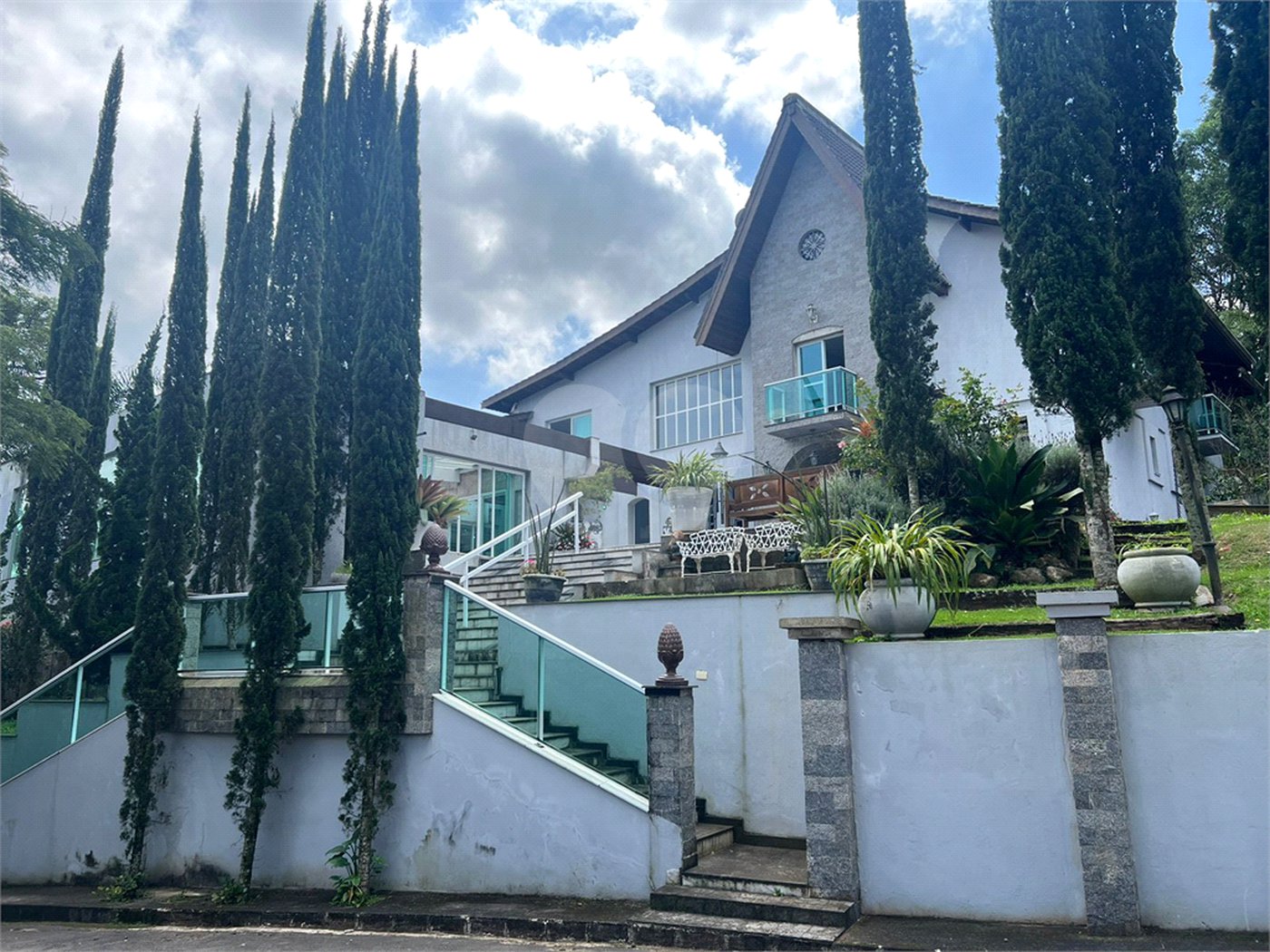 Casa à venda com 6 quartos, sendo 5 suítes, no condomínio Alpes da Cantareira, Mairiporã - SP