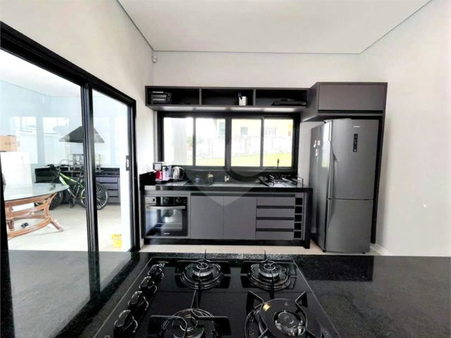 Casa à venda com 3 suítes no condomínio Ninho Verde II, Pardinho - SP