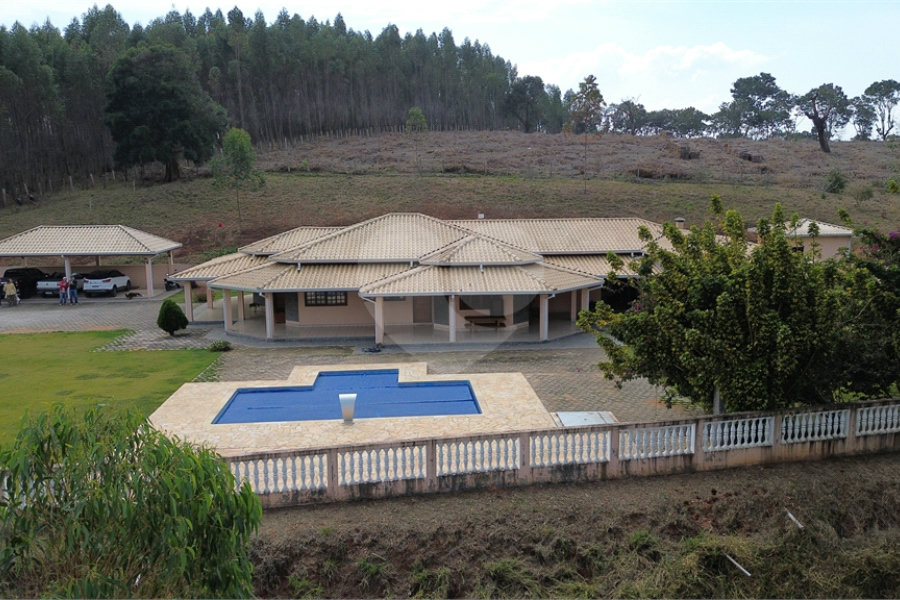 Casa à venda com 4 suítes no Centro, Extrema, MG