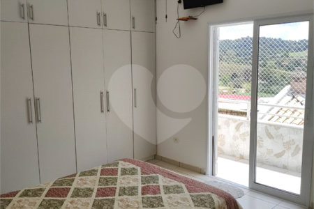 Casa à venda com 3 quartos, sendo 1 suíte, no condomínio Picollo Villaggio, Louveira - SP