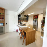Apartamento de 106 m² no Auge Home Resort, porteira fechada, com 3 dormitórios, 1 suíte, varanda gourmet, 2 vagas, depósito e lazer completo.