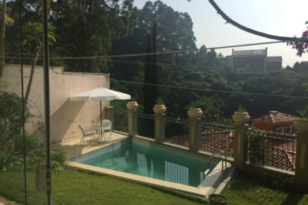 Casa à venda com 5 quartos, sendo 4 suítes, no condomínio Jardim Vitória Régia, São Paulo - SP