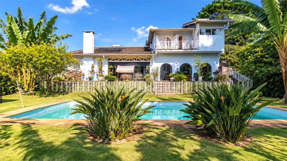 Casa à venda com 5 quartos, sendo 4 suítes, em Interlagos, São Paulo, SP