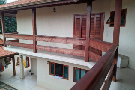 Sobrado à venda com 3 quartos, sendo 1 suíte,  em Jardim Vitória, Suzano, SP