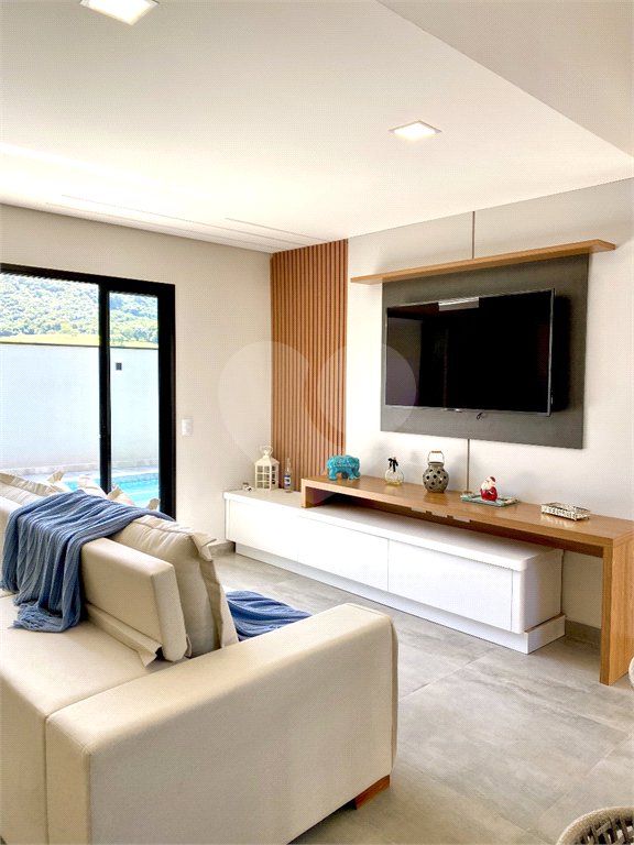 Casa à venda com 3 quartos, sendo 2 suítes, no condomínio Residencial Marchant Buarque, Atibaia - SP