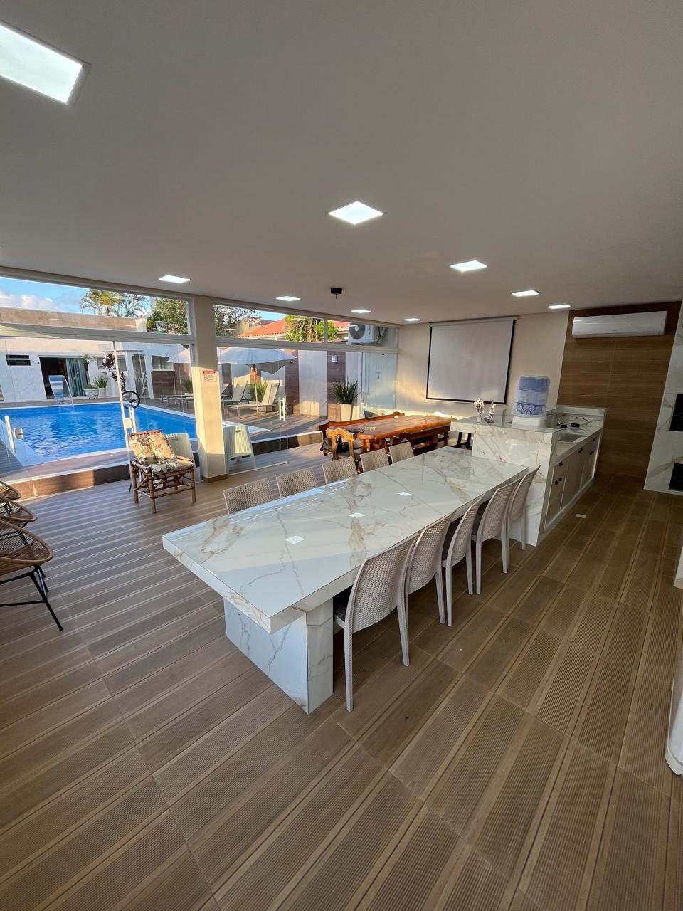 Casa à venda com 8 quartos, sendo 2 suítes, em Flórida, Praia Grande, SP