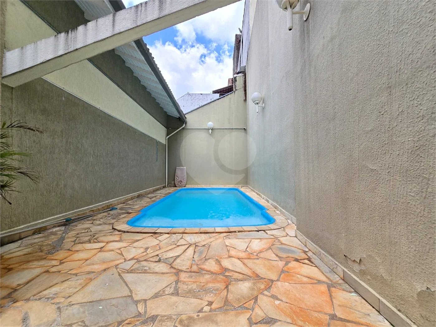 Casa à venda com 3 quartos, sendo 1 suíte, no condomínio Rafaela I, São Paulo - SP