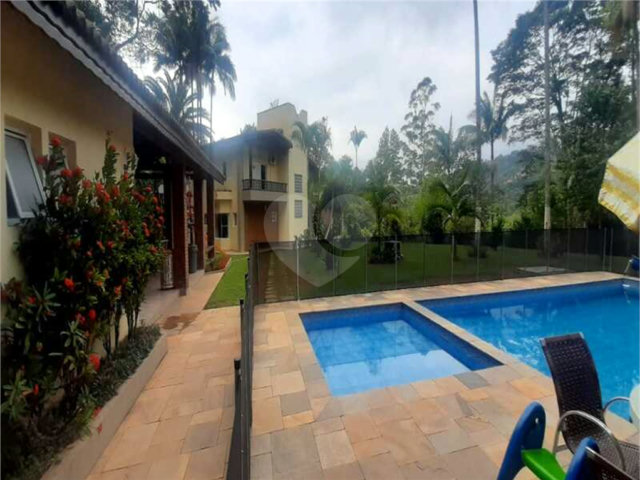 Sobrado à venda com 4 suítes em Serra da Cantareira, Mairiporã, SP