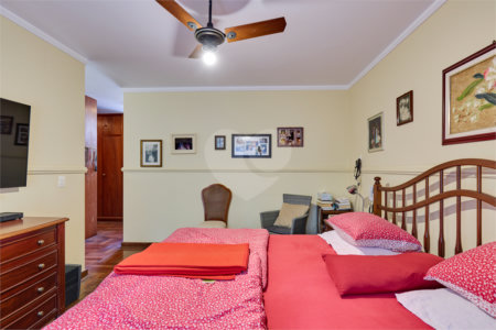 Casa à venda com 4 quartos, sendo 2 suítes, em Jardim Cordeiro, São Paulo, SP