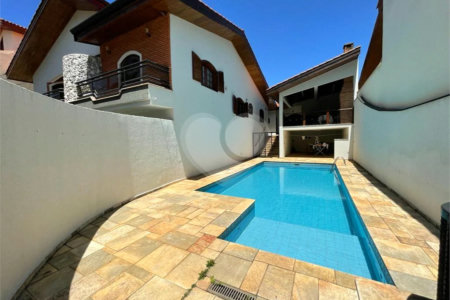 Casa à venda com 6 quartos, sendo 1 suíte, no condomínio Granja Olga I, Sorocaba - SP
