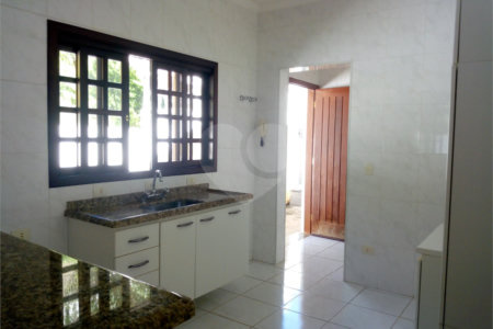 Casa em condomínio para alugar com 3 quartos, sendo 1 suíte, em Vila Petrópolis, Atibaia, SP