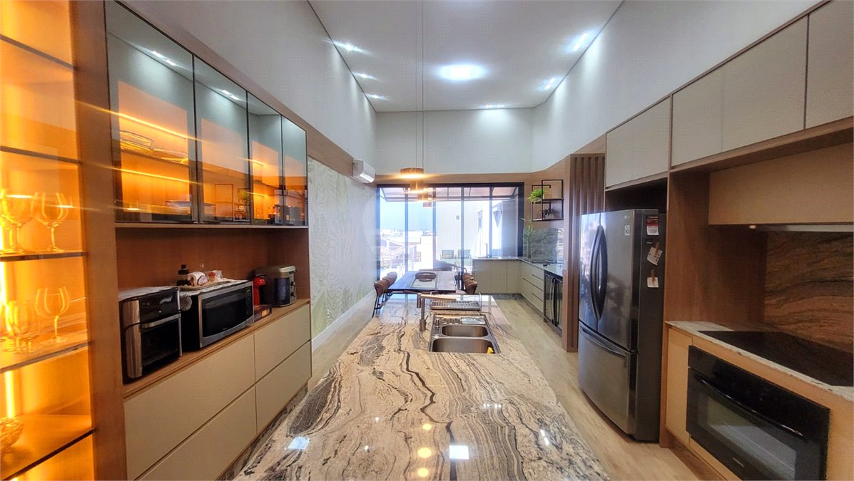 Casa à venda com 4 suítes no condomínio Sta Morriz, Campinas - SP