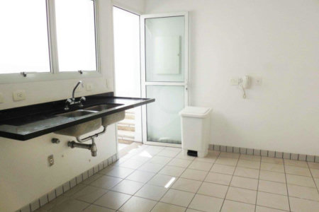 Casa à venda com 4 quartos, sendo 2 suítes,  no condomínio Bristol Village, São Paulo - SP