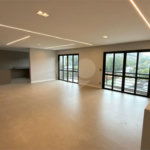 Sobrado de alto padrão no Swiss Park, totalmente reformado, com 4 suítes, piscina, elevador, espaço gourmet, 4 vagas e condomínio com lazer completo.