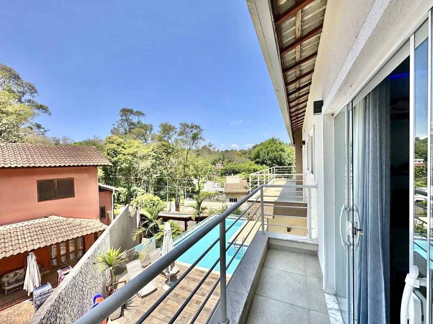 Magnífica Casa Contemporânea na Fazendinha - 4dorms | 3 Suites | Gourmet, piscina, lareira, hóspedes, escritório! Muito Verde e Tranquilidade em um dos melhores condominios da Região .