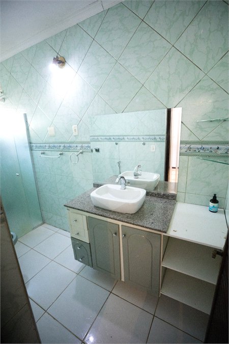 Casa com 4 Dormitórios e área de lazer com piscina