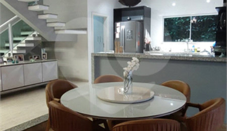 Casa para alugar com 4 quartos, sendo 3 suítes, no condomínio Figueira Garden, Atibaia - SP