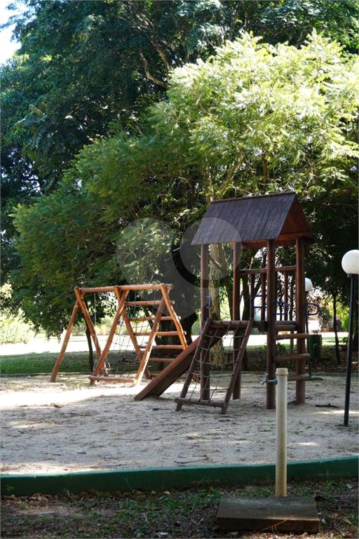 Casa à venda com 4 quartos, sendo 2 suítes, no condomínio Primavera, Salto - SP