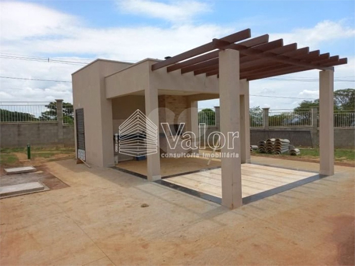 Terreno plano no Condomínio Villeneuve, com 250,00 m² de área total.