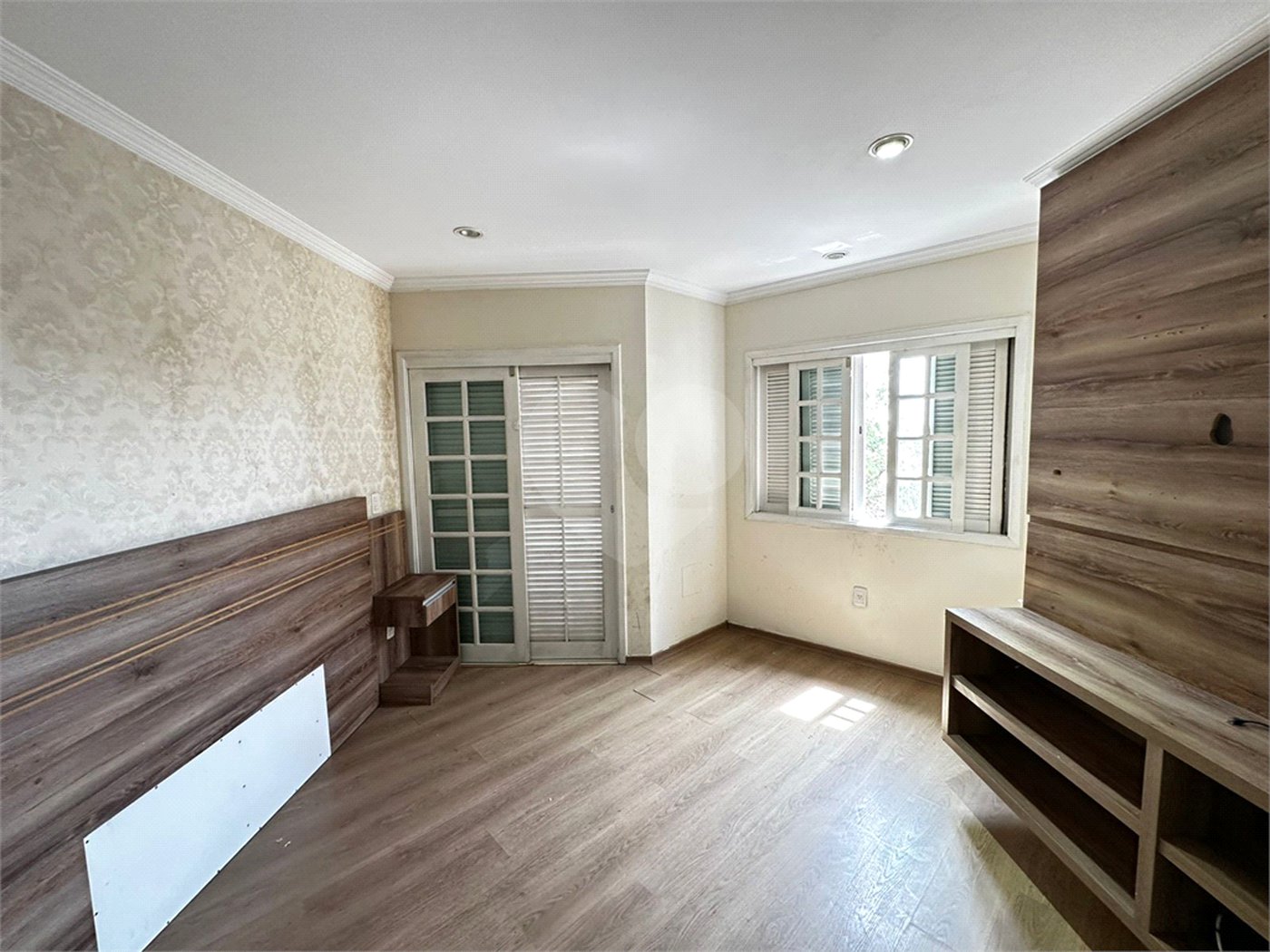 Sobrado à venda com 4 quartos, sendo 3 suítes,  em Vila Áurea, Poá, SP