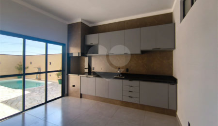 Casa à venda com 3 quartos, sendo 2 suítes, no condomínio Tivolli, Itapetininga - SP