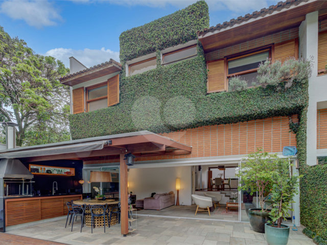 Casa à venda com 4 quartos, sendo 2 suítes,  no condomínio Vila Antonieta, São Paulo - SP