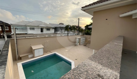 Casa à venda com 4 quartos, sendo 2 suítes, no condomínio Pedra Mar, Rio de Janeiro - RJ