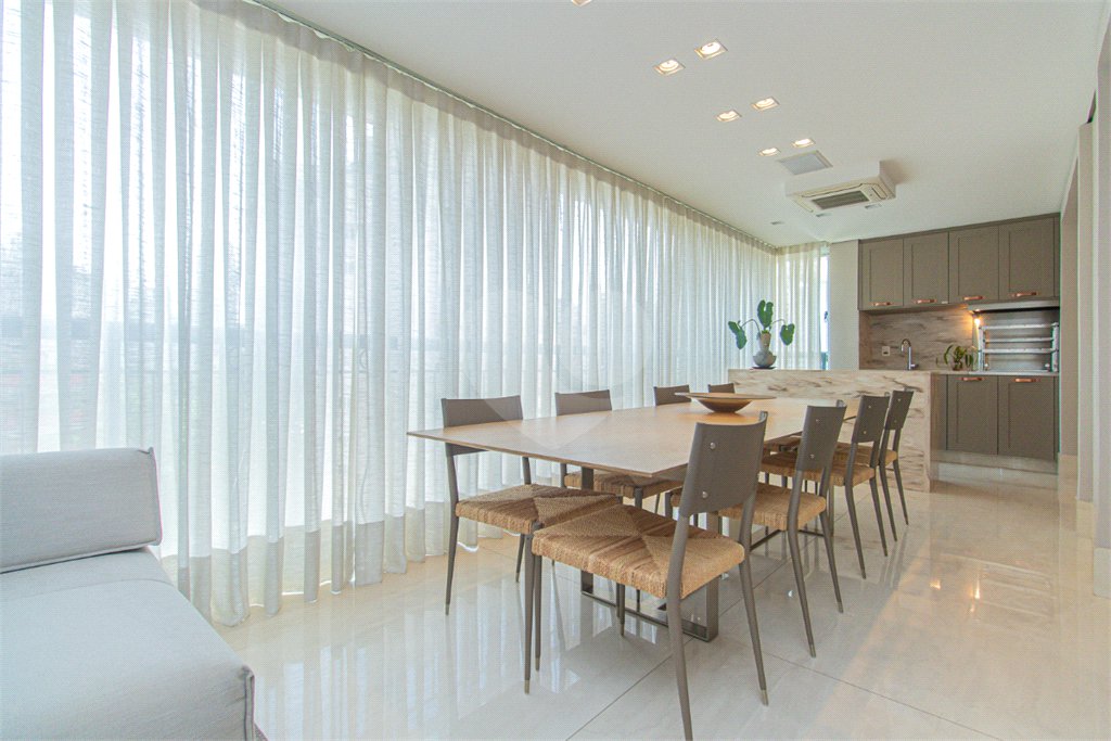 Apartamento à venda com 3 quartos, sendo 2 suítes, em Vila Nova Conceição, São Paulo, SP