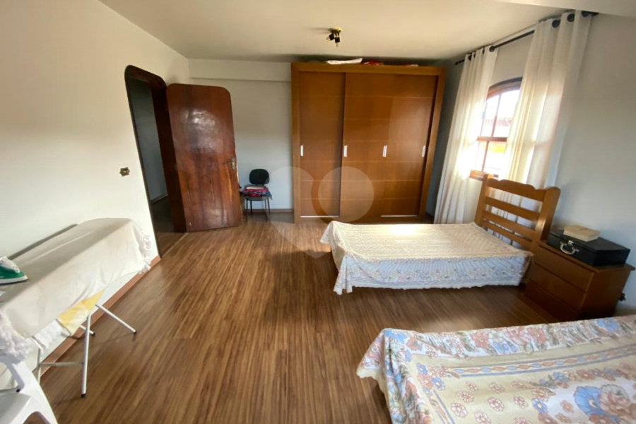 Casa à venda com 5 quartos, sendo 4 suítes, no condomínio Vilarejo Estoril, Mairiporã - SP