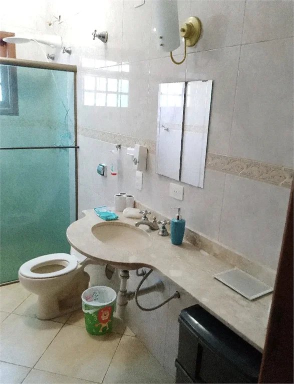 Casa à venda com 4 quartos, sendo 1 suíte, no condomínio Quinta da Cachoeira, Embu das Artes - SP