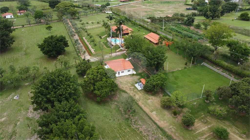 Casa à venda com 8 quartos, sendo 4 suítes, no condomínio Santa Filomena, Salto - SP