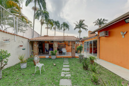 Casa Térrea à venda com 4 quartos, sendo 3 suítes, em Interlagos, São Paulo, SP