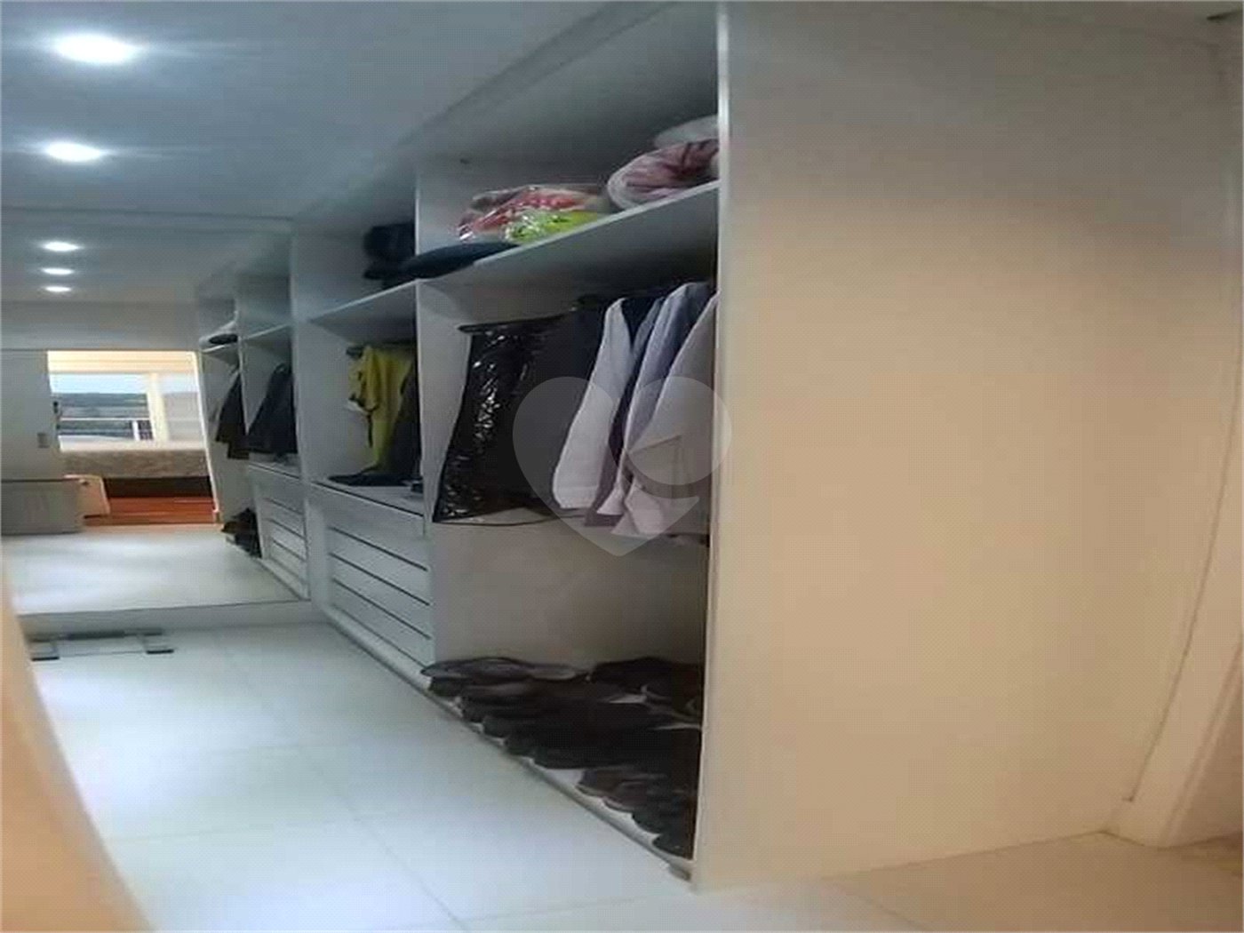 Casa à venda com 5 quartos, sendo 4 suítes, no condomínio Village Saint Charbel, Araçoiaba da Serra - SP